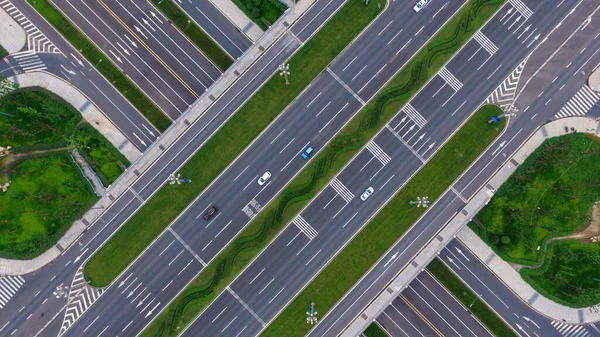 中国の都市成都 新天府エリアの道路の接合部のようなクローバーの下の空中ビュー 近代的な道路 アスファルト道路の間の緑の花壇 通り過ぎる車 — ストック写真