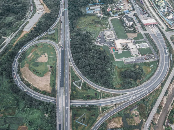 都江堰 四川省中国 2019年9月 交通ジャンクションで街や高速道路の空中ビュー 旧中国の町を開発します 近代的な高架道路建設 — ストック写真