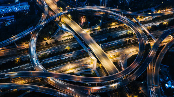 Огромный разровненный надземный дорожный узел рядом с высокими небоскребами многоэтажных жилых зданий. Восточная часть Чэнду, район Чэнхуа. Высокий уровень загрязнения воздуха, длительное воздействие
