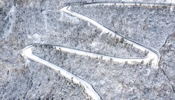 Vista Aérea Las Curvas Carreteras Montañosas Que Suben Colina Través —  Fotos de Stock