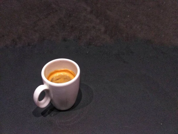 Espresso Białym Kubku Czarnym Tle — Zdjęcie stockowe
