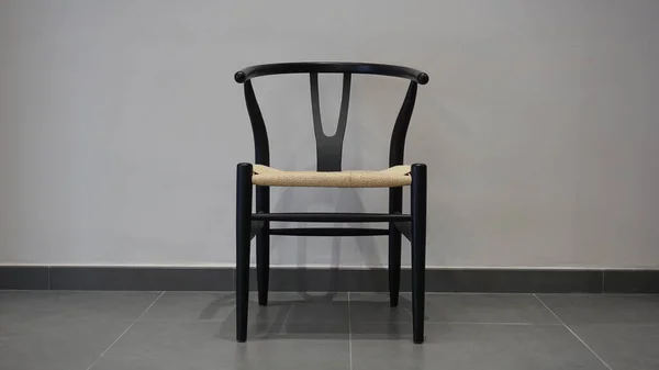 Μαύρη Καρέκλα Γιάντες Γκρι Φόντο — Φωτογραφία Αρχείου