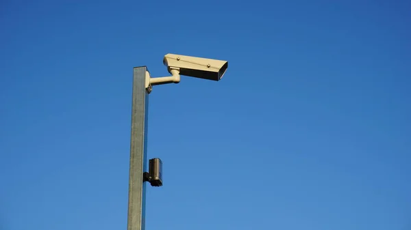 Cámara Vigilancia Contra Fondo Azul —  Fotos de Stock