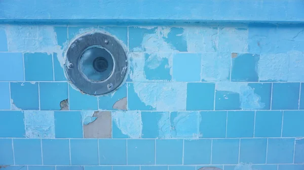 Terk edilmiş havuz ışığına yakın çekim