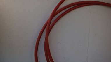 Bej arka planda elektrik kırmızı tüpleri