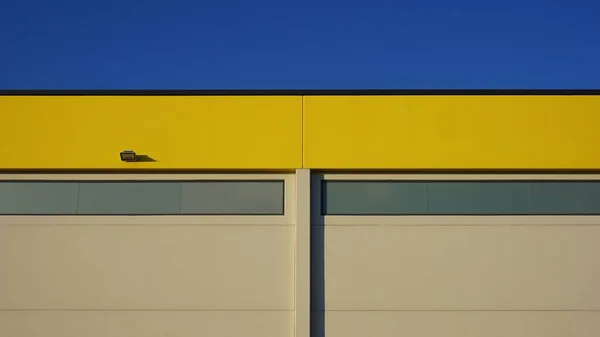 Industribyggnad Mot Blå Himmel Bakgrund — Stockfoto
