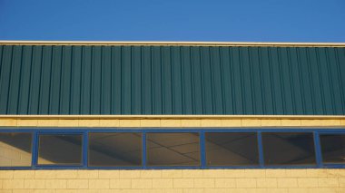 Gökyüzü arkaplanına karşı sanayi deposu mavi cephe