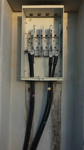 Terk Edilmiş Elektrik Paneline Yakın Çekim — Stok fotoğraf
