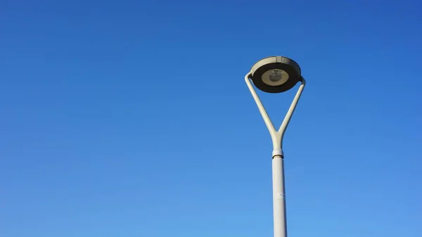 Pouliční Lampa Proti Modré Obloze Pozadí — Stock fotografie