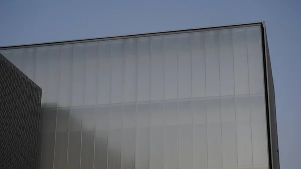 mavi arka plana karşı ofis binası ön cephesi