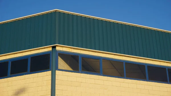 Fachada Del Edificio Industrial Sobre Fondo Azul — Foto de Stock