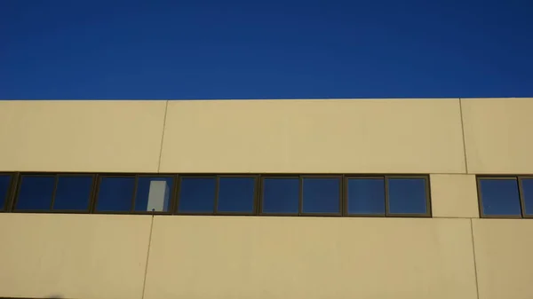 Detalle Fachada Del Edificio Industrial Sobre Fondo Del Cielo — Foto de Stock
