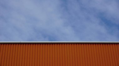 Gökyüzü arka planında çatı depolama