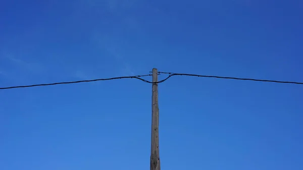 Torre Cable Teléfono Contra Fondo Azul Cielo —  Fotos de Stock