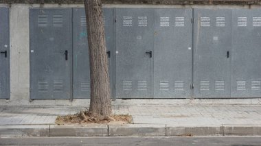 Sokaktaki metal kapıların arka planı