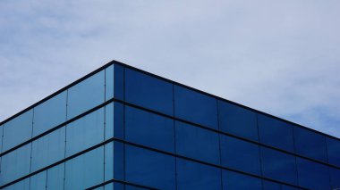 Mavi arkaplana karşı inşa ön cephesinin ayrıntıları