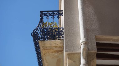 mavi gökyüzü arkaplanına karşı balkon