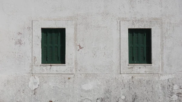 Fenêtres Vertes Sur Fond Mural Blanc — Photo