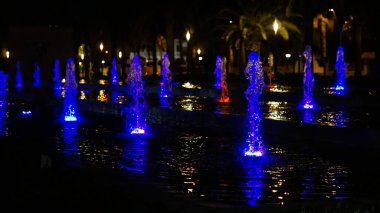 Aydınlatılmış süs çeşmesi arkaplanı