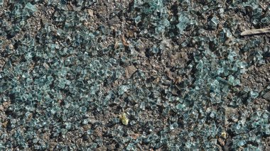 Kırık araba camı asfalt arka planda