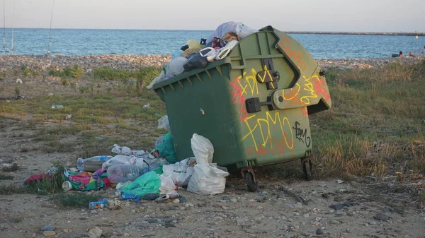 在海滨背景色下倒出的垃圾箱 — 图库照片