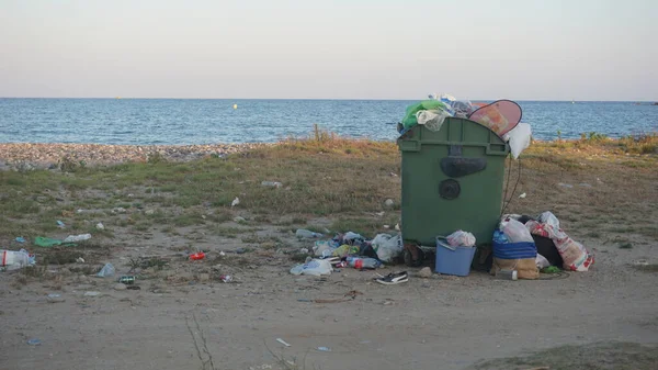 Poubelle Débordante Sur Fond Plage — Photo