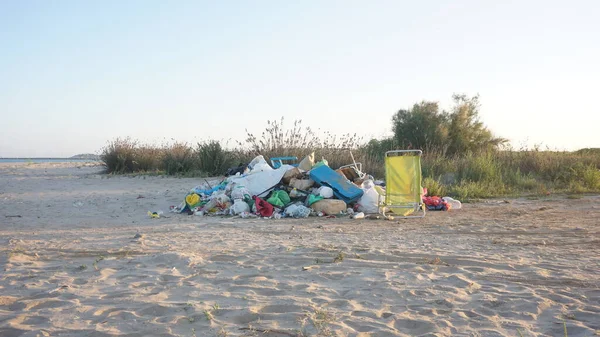 Überquellende Mülltonne Vor Strand Hintergrund — Stockfoto