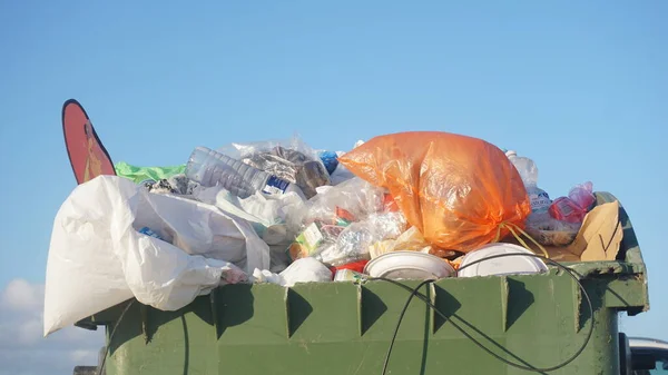 Cubo Basura Desbordante Contra Fondo Azul — Foto de Stock