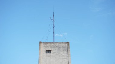 mavi arkaplanda paratoner