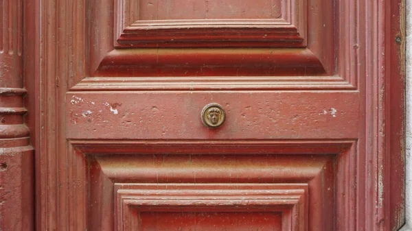 Vista Grande Porta Legno Rosso Vintage — Foto Stock