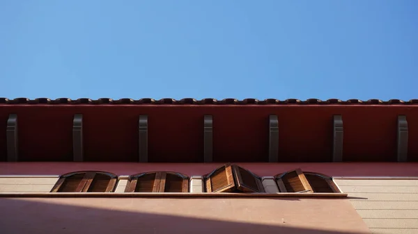 Detalhe Fachada Contra Fundo Azul — Fotografia de Stock