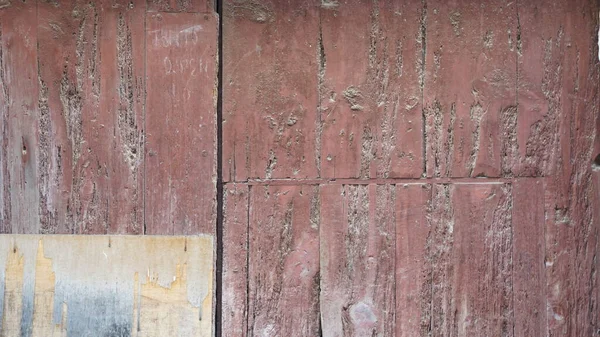 Коричневая Деревянная Дверь Частично Отремонтирована — стоковое фото
