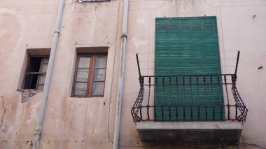 mavi arkaplana karşı bej cephe