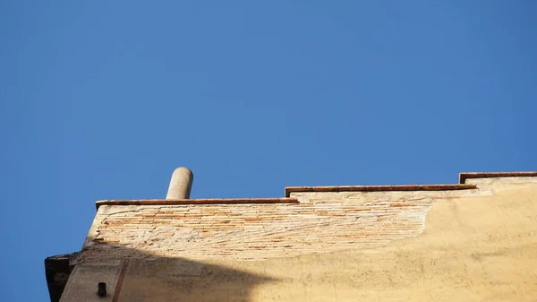 Detalhe Fachada Branca Contra Céu Azul — Fotografia de Stock