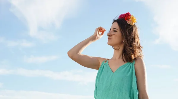 Mutlu genç kız denize bakıyor.