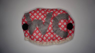 Tekstil kumaşından yapılmış tuvalet işareti