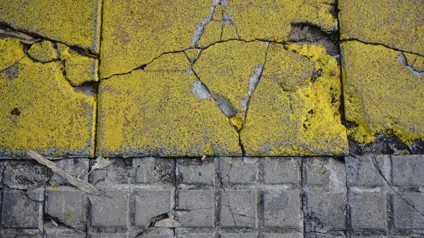 芸術的に壊れた黄色い石の歩道の背景 — ストック写真