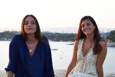 İki genç kadın iyi vakit geçiriyor.