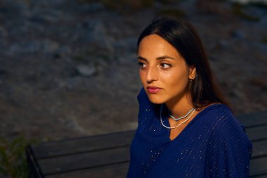 Esmer genç bayan dikkatle dinliyor.