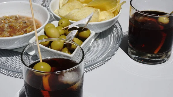 Beyaz arka planda şarap vermut patatesi ve midye kompozisyonu