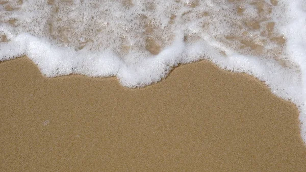 Oceano Schiuma Acqua Contro Spiaggia Sabbia Sfondo — Foto Stock