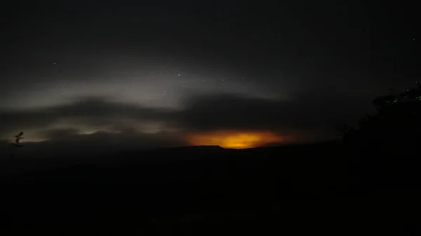 Silhueta Montanha Com Fundo Nevoeiro Estrelas — Fotografia de Stock