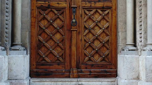 Duże Luksusowe Zabytkowe Drzwi Drewniane — Zdjęcie stockowe