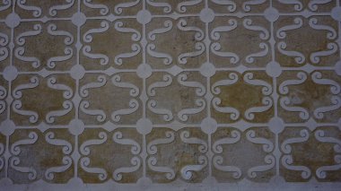 Kenar yapısı, şehir merkezindeki bir binanın ön cephesi.