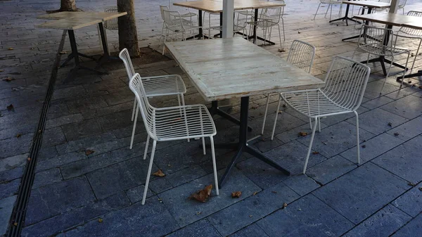 Şehir merkezindeki kafe boş, insan yok.