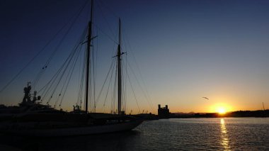 Limanda gün batımında yelkenli.