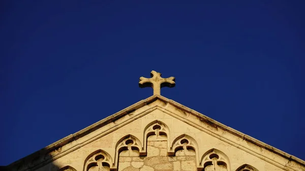 Techo Iglesia Católica Con Cruz Piedra Sobre Fondo Azul — Foto de Stock