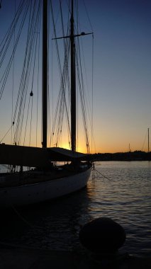 Limanda günbatımında geleneksel yelkenli