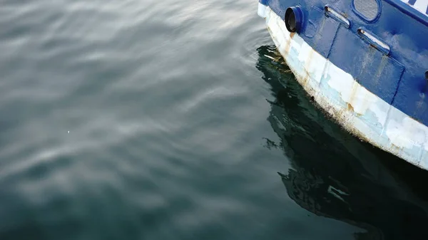 水資源に対する船尾船 — ストック写真