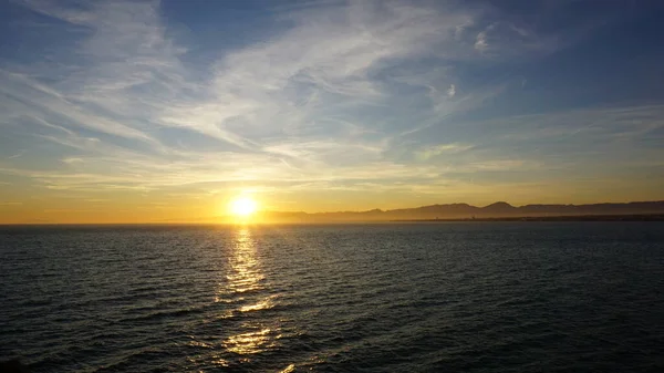 Zonsondergang Boven Bergen Bij Zee — Stockfoto